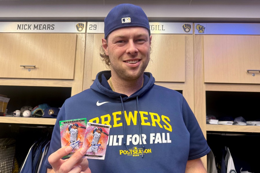 大谷翔平から贈られたカードを持つブルワーズのトレバー・メギル【写真：小谷真弥】