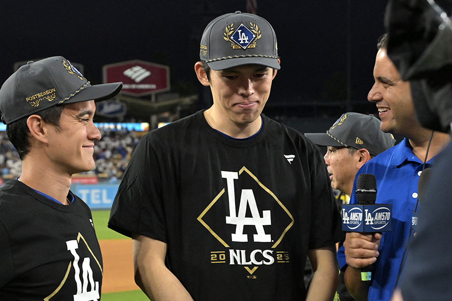 試合後のインタビューに応じたドジャース・佐々木朗希(中央)と通訳のウィル・アイアトン氏【写真:ロイター】