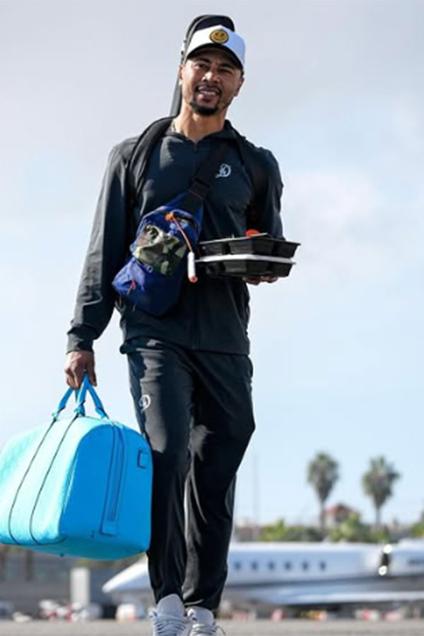 ドジャースの公式SNSが投稿した空港でのムーキー・ベッツの様子【写真提供：ドジャース】