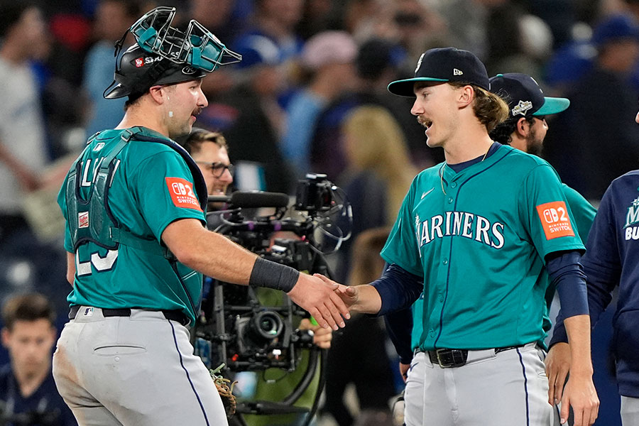 勝利を喜ぶローリーとミラー【写真：ロイター】