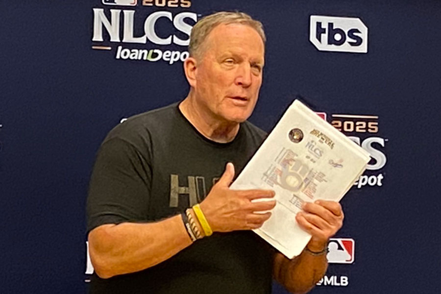 会見に出席したブルワーズのパット・マーフィー監督【写真：真柴健】