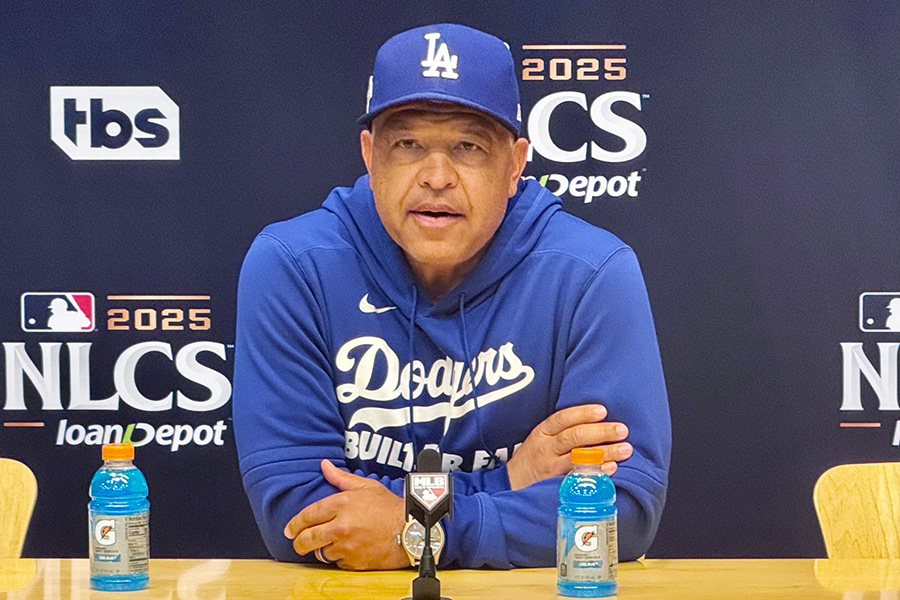 会見に出席したドジャースのデーブ・ロバーツ監督【写真：小谷真弥】