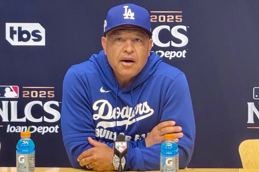 会見に出席したドジャースのデーブ・ロバーツ監督【写真：小谷真弥】