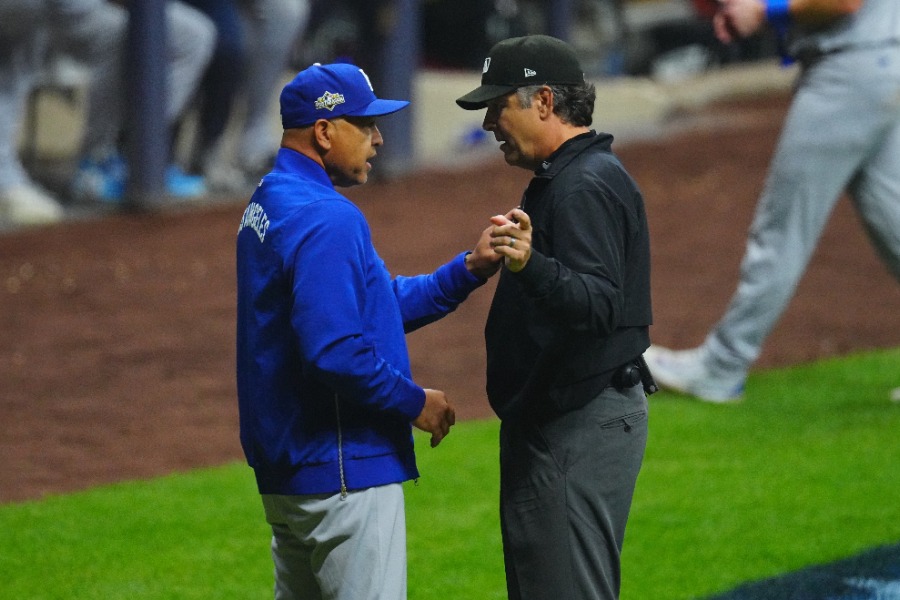 審判に確認を求めるドジャースのデーブ・ロバーツ監督【写真：荒川祐史】