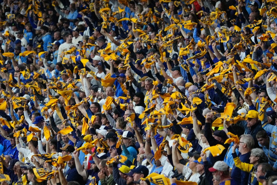 ブルワーズのファン【写真:ロイター】