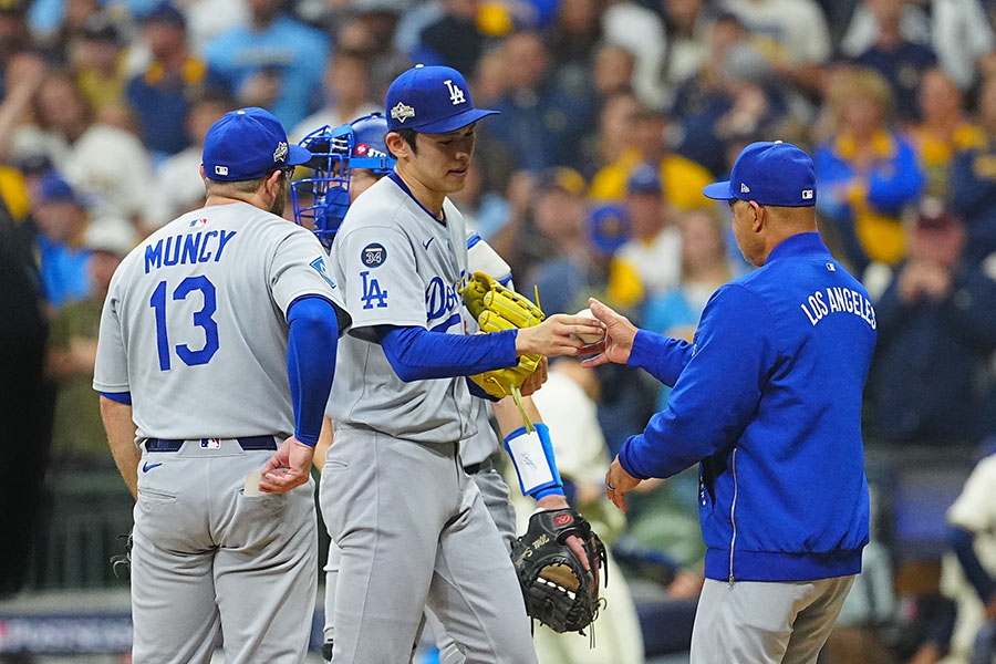 9回に降板したドジャース・佐々木朗希（左）とデーブ・ロバーツ監督【写真：荒川祐史】