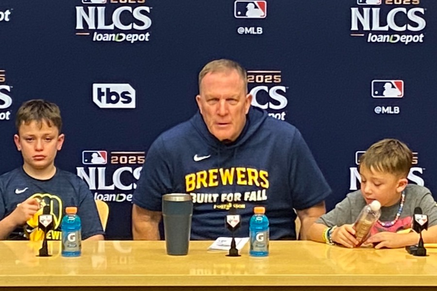 会見に出席したブルワーズのパット・マーフィー監督【写真：真柴健】