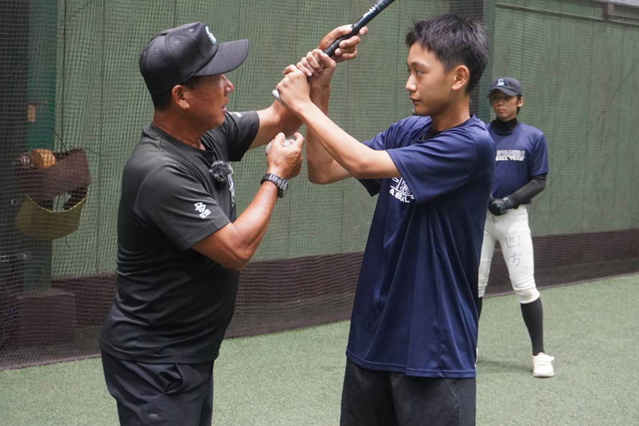 打撃指導をする蓬莱昭彦総監督(左)【写真:尾辻剛】