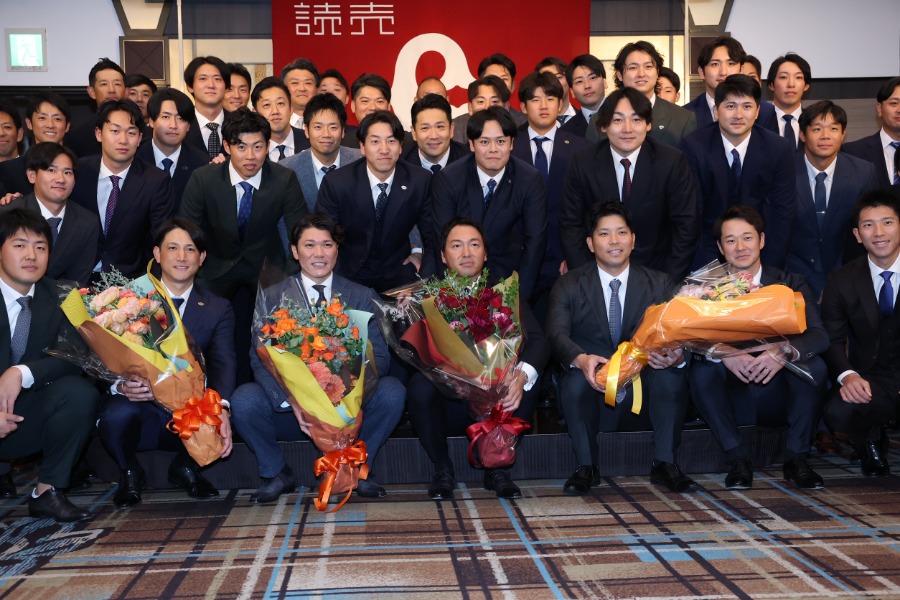 長野久義の引退会見に集まった巨人ナイン【写真：加治屋友輝】