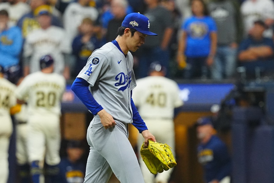 ベンチに戻るドジャース・佐々木朗希【写真：荒川祐史】