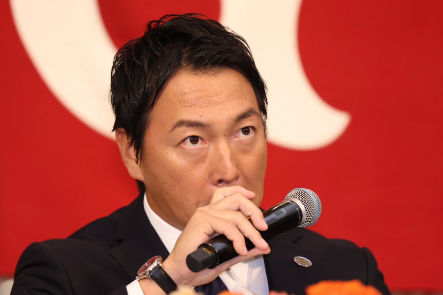 引退会見に臨んだ巨人・長野久義【写真：加治屋友輝】
