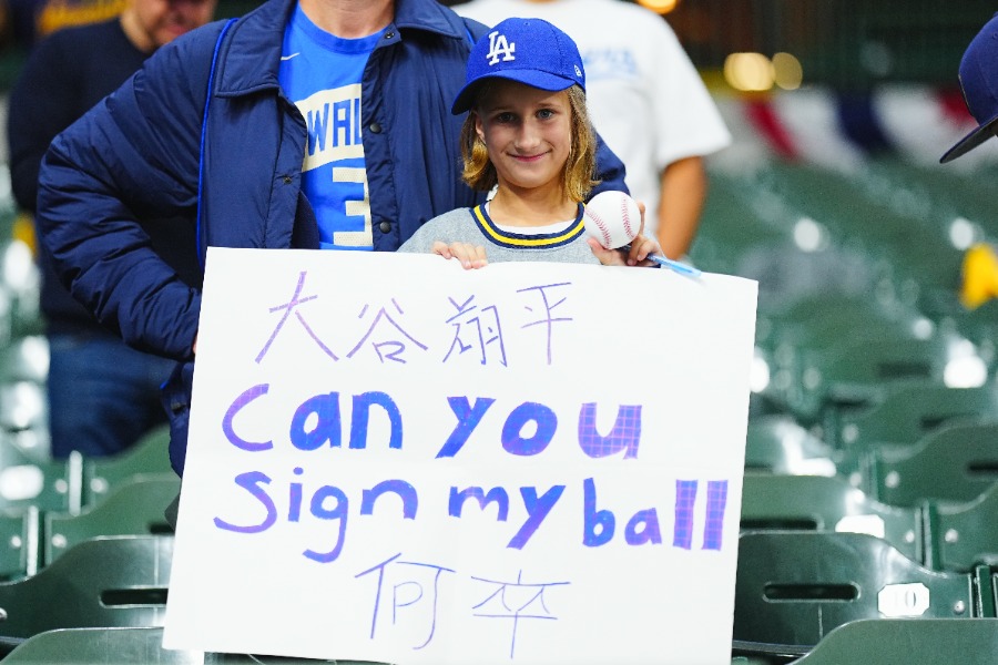 ドジャース・大谷翔平の応援ボードを掲げる少女【写真:荒川祐史】