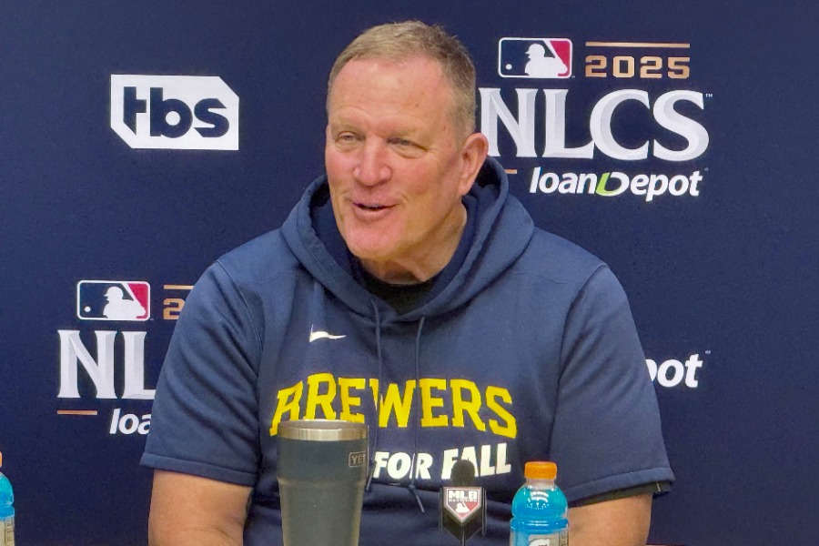 試合前、会見に出席したブルワーズのパット・マーフィー監督【写真：小谷真弥】