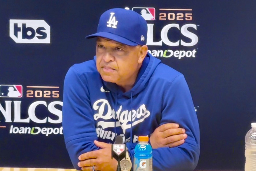 試合前、取材に応じたドジャースのデーブ・ロバーツ監督【写真:荒川祐史】