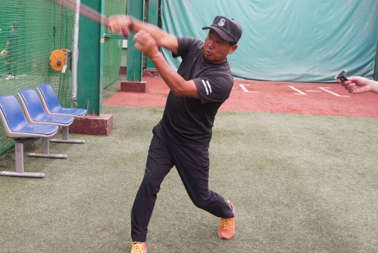 スイングを解説する蓬莱昭彦氏【写真：尾辻剛】