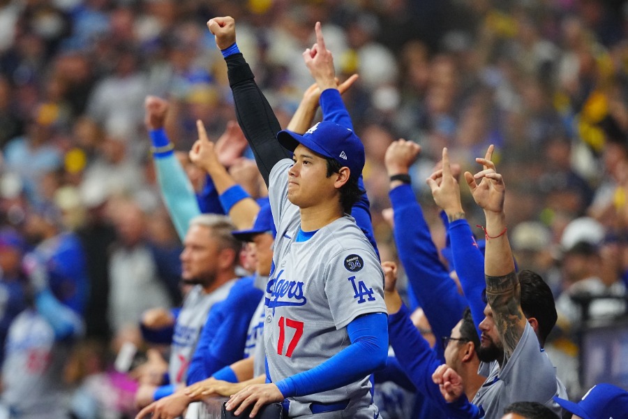 ベンチで盛り上がるドジャース・大谷翔平【写真：荒川祐史】