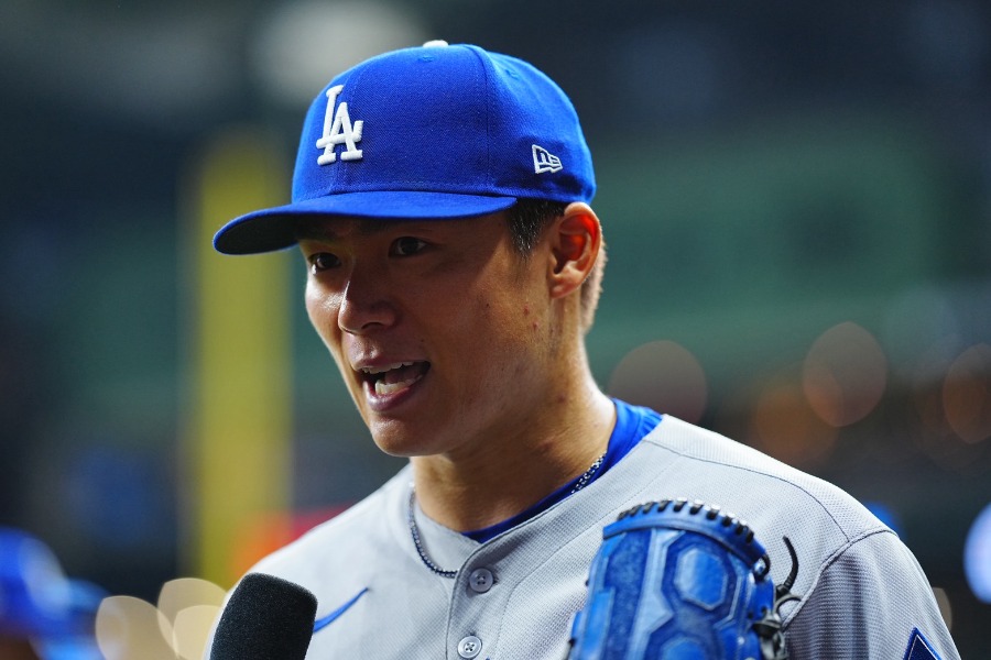 試合後、インタビューに応じるドジャース・山本由伸【写真：荒川祐史】