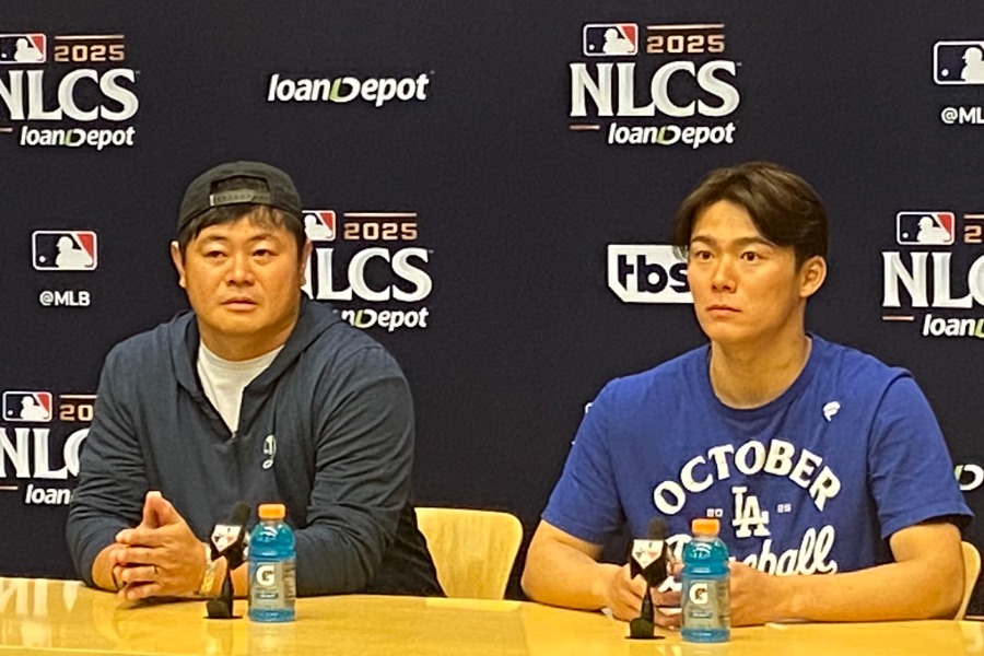 試合後、取材に応じるドジャース・山本由伸【写真：真柴健】