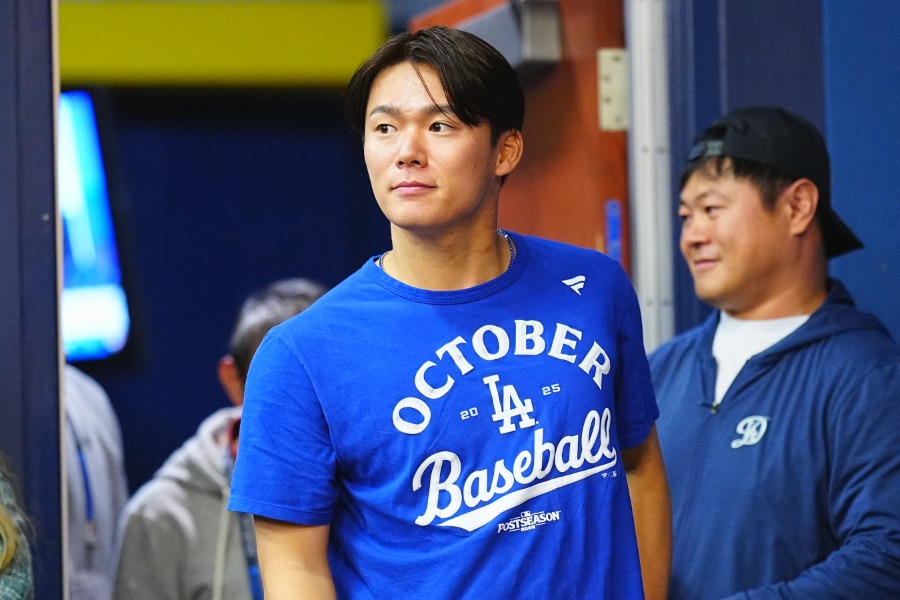 会見場に現れたドジャース・山本由伸【写真：荒川祐史】