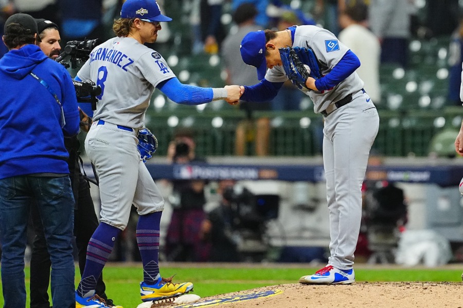 試合後、お辞儀しながら握手するドジャース・山本由伸【写真：荒川祐史】