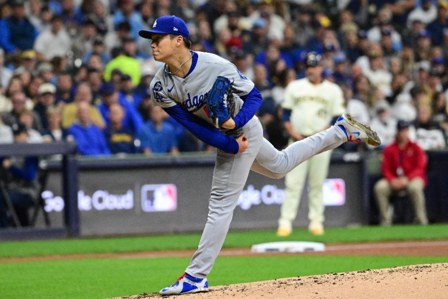 ブルワーズ戦で力投したドジャース・山本由伸【写真:ロイター】