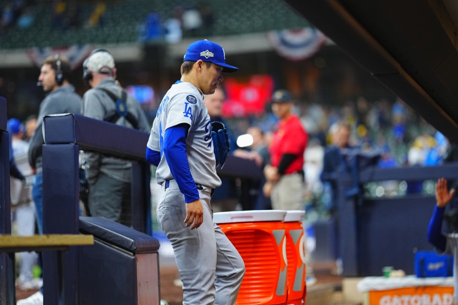 ロッカーに戻るドジャース・山本由伸【写真:荒川祐史】