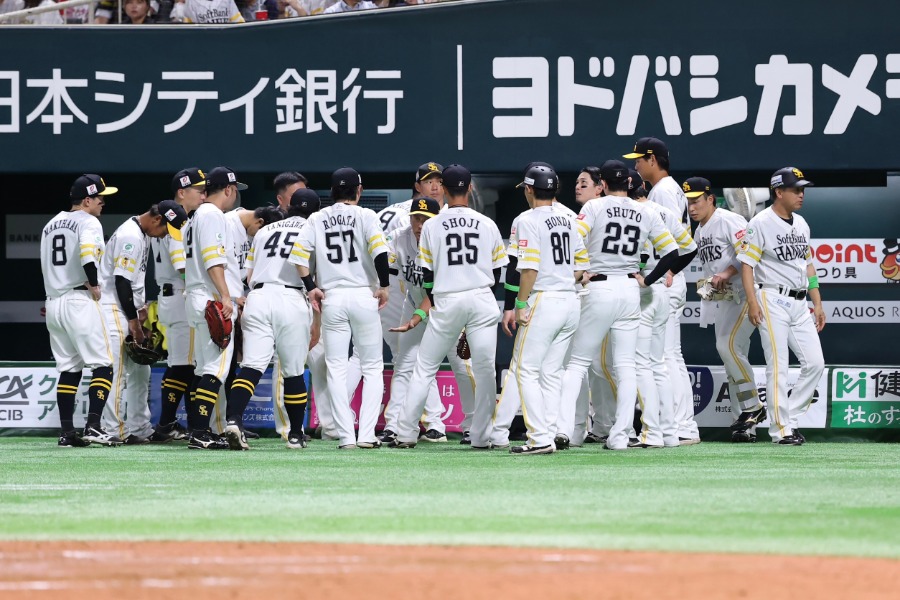 円陣を組むソフトバンクナイン【写真：加治屋友輝】