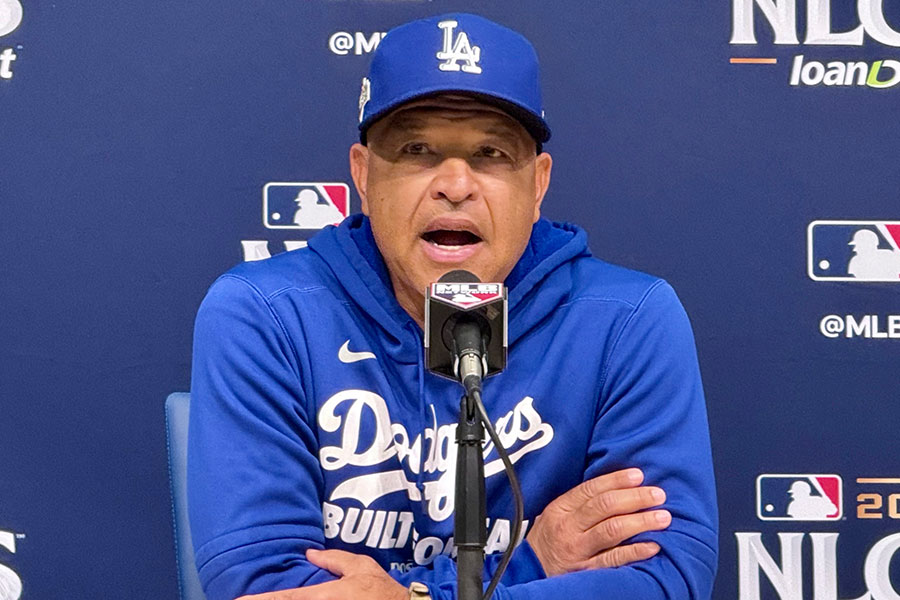 試合前日の会見に出席したドジャースのデーブ・ロバーツ監督【写真：小谷真弥】