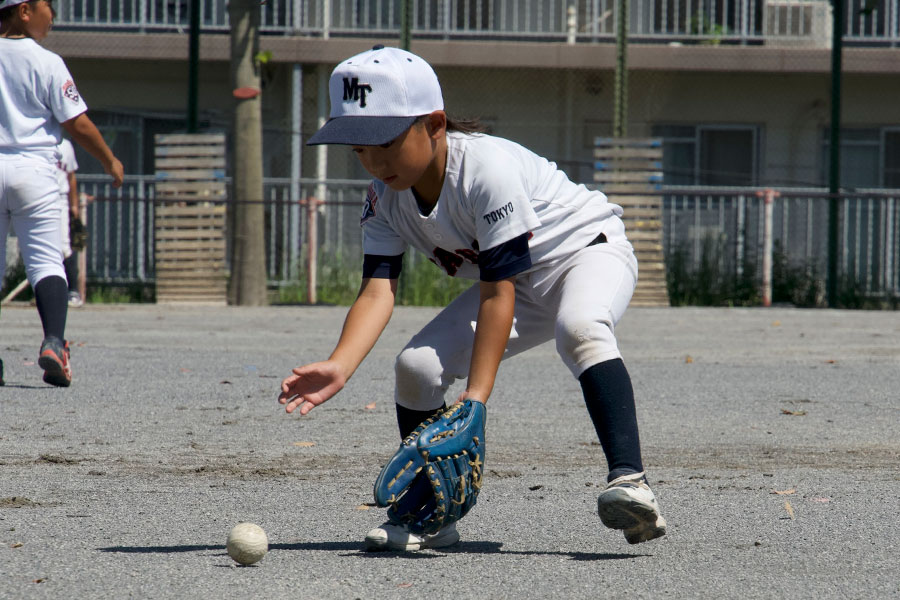 ゴロ捕球が上達する米国流のトレーニングとは（写真はイメージ）