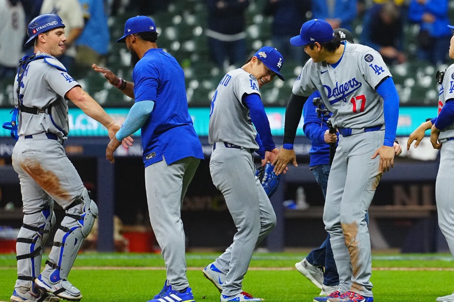 ブルワーズに勝利したドジャースナイン【写真：荒川祐史】