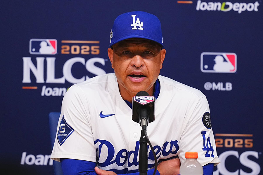 試合後取材に応じたドジャースのデーブロバーツ監督【写真：荒川祐史】
