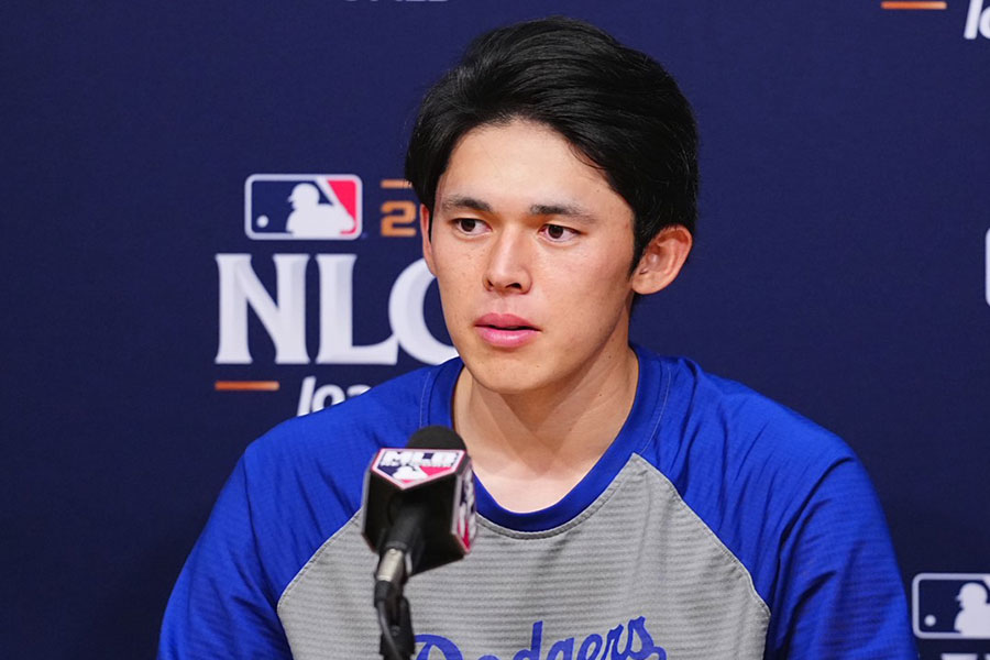 試合後の取材に応じたドジャース・佐々木朗希【写真：荒川祐史】