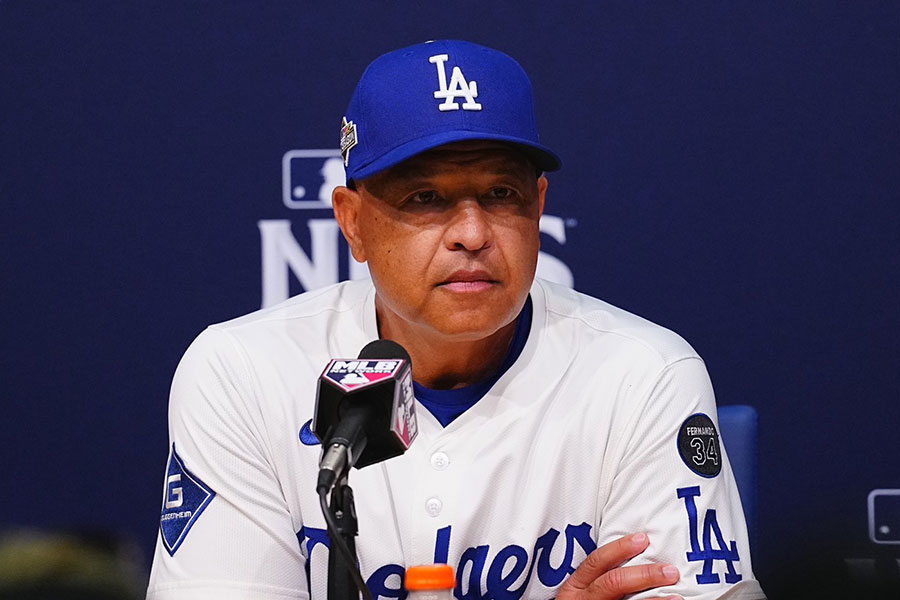 試合後取材に応じたドジャースのデーブロバーツ監督【写真：荒川祐史】