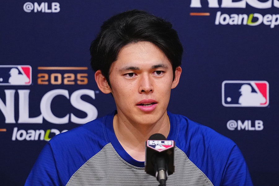試合後の取材に応じたドジャース・佐々木朗希【写真：荒川祐史】