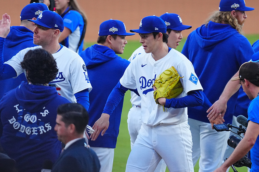 試合に勝利し、ナインとタッチを交わすドジャース・佐々木朗希【写真:荒川祐史】