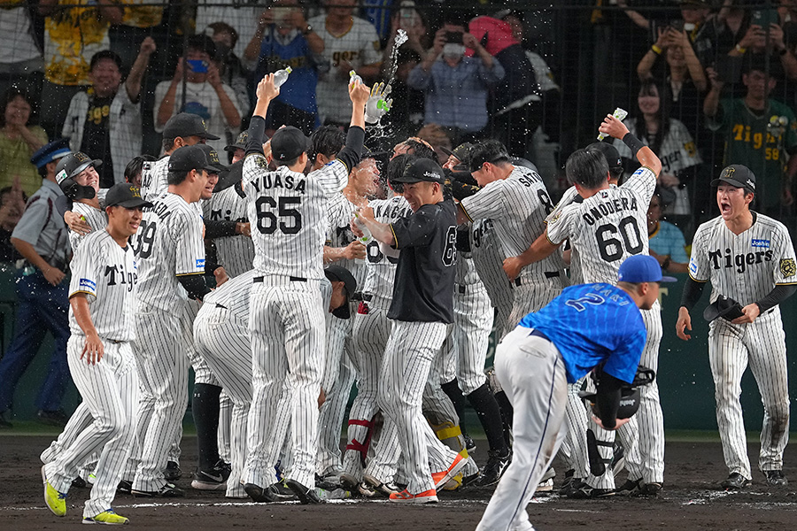 森下翔太のヘルメットを拾うDeNA・牧秀悟【写真提供：産経新聞社】