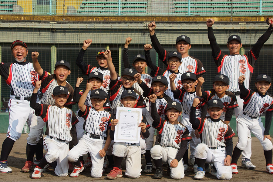 西大寺ドリームズの集合写真。左端が宮木健一監督【写真：チーム提供】