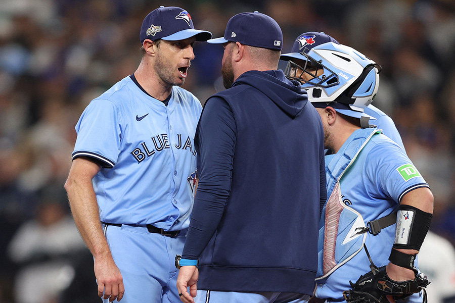 ジョン・シュナイダー監督に怒りの表情を見せるマックス・シャーザー【写真：ロイター】