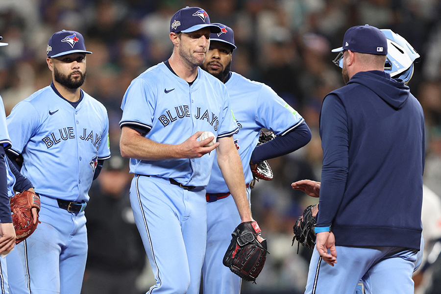 マックス・シャーザーに歩み寄るジョン・シュナイダー監督（右）【写真：ロイター】