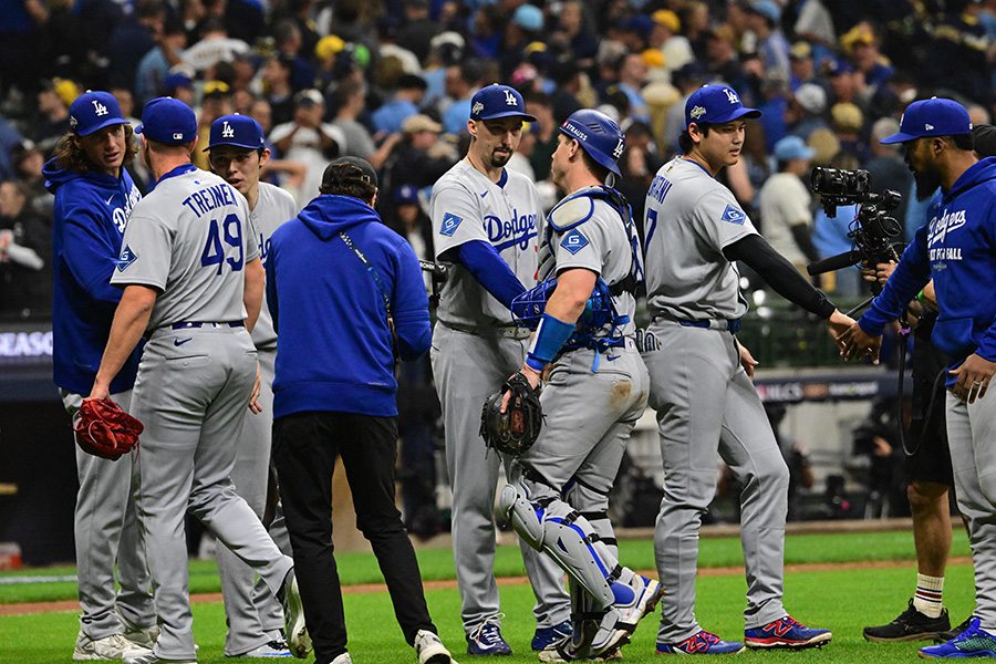 ブルワーズに勝利したドジャースナイン【写真:ロイター】