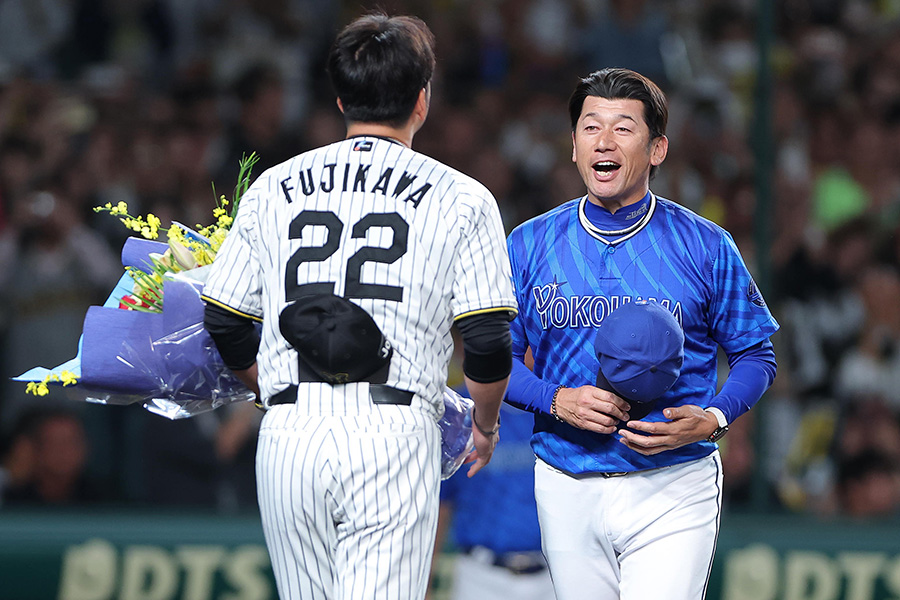 藤川球児監督から花束を受け取る三浦大輔監督(右)【写真提供:産経新聞社】