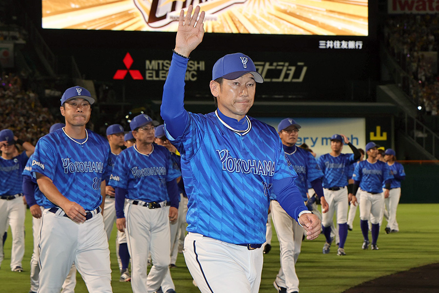 阪神戦後、ファンに手を振るDeNA・三浦大輔監督【写真提供:産経新聞社】