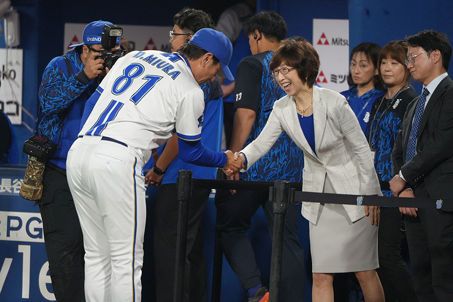 DeNA・三浦大輔監督（左）と南場智子オーナー【写真：町田利衣】