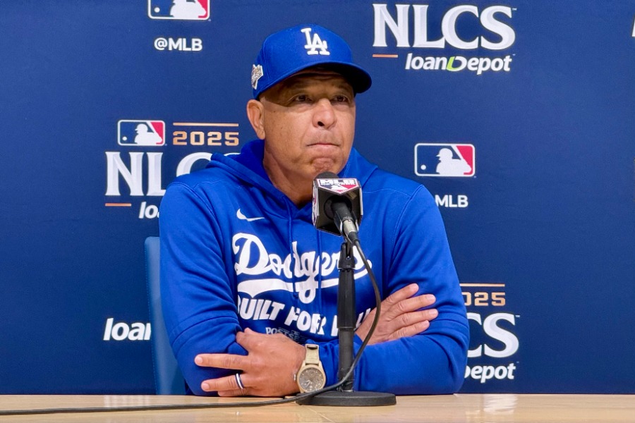 試合前、取材に応じるドジャースのデーブ・ロバーツ監督【写真：小谷真弥】