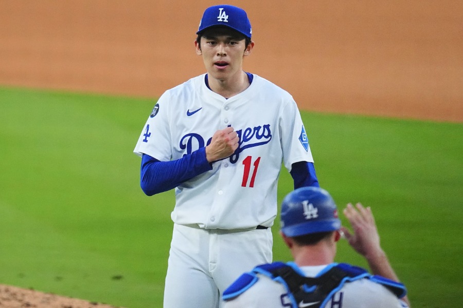 胸に手を当てるドジャース・佐々木朗希【写真：荒川祐史】