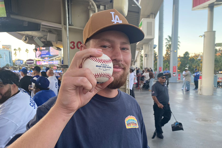 ドジャース・大谷翔平が放ったHR球を入手したランディ・ジョンソンさん【写真：真柴健】