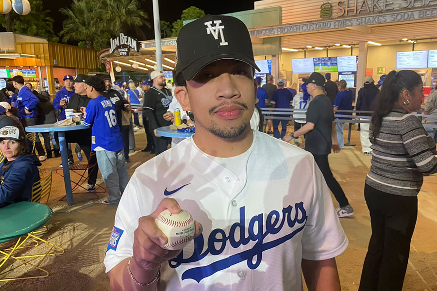 ドジャース・大谷翔平が放ったこの日2本目のHR球を入手したカルロ・メンドーサさん【写真：真柴健】