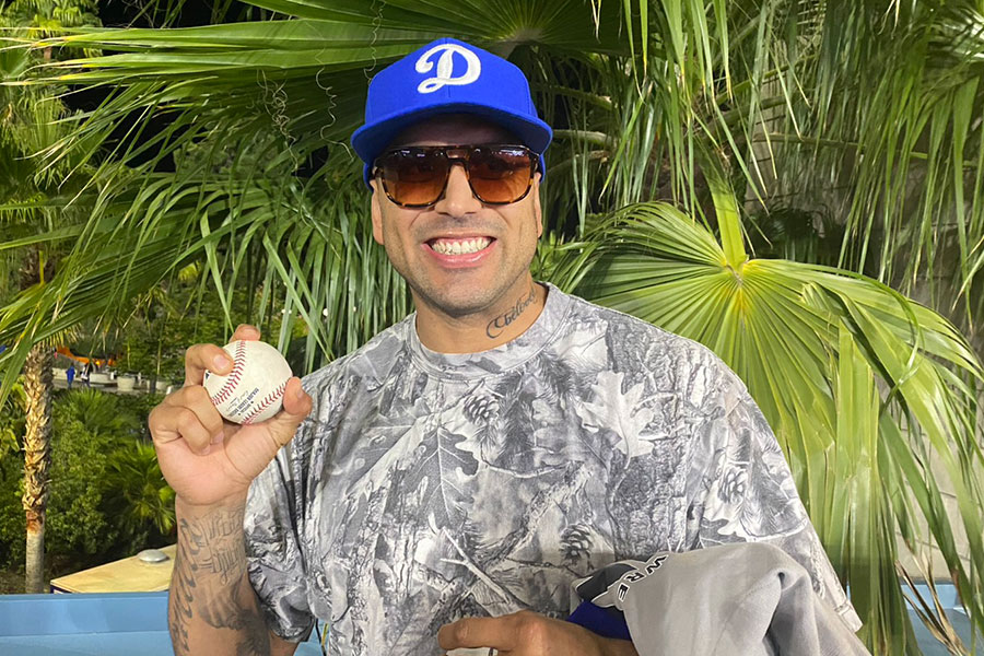 ドジャース・大谷翔平の3本目となるHR球を入手したデービットさん【写真：真柴健】