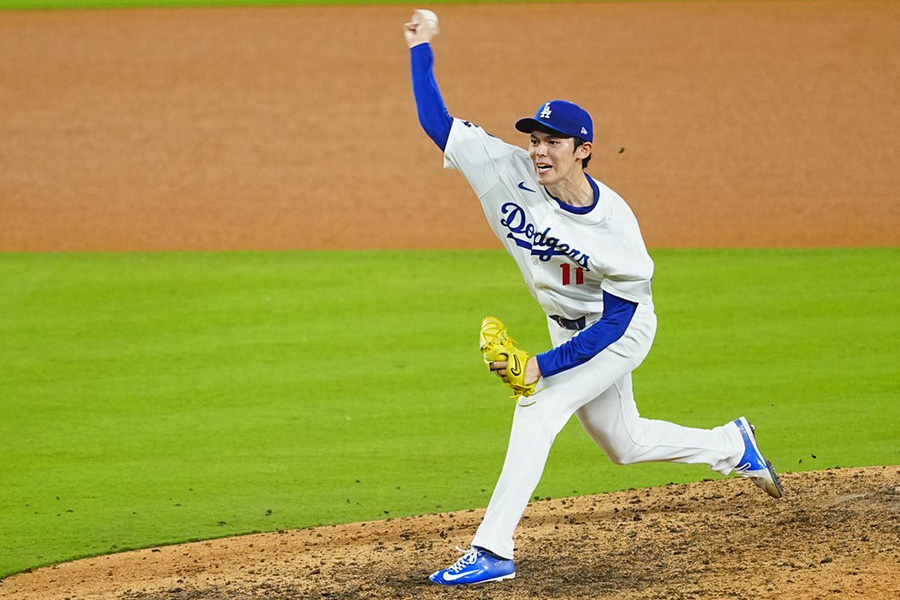 9回に登板したドジャース・佐々木朗希【写真：荒川祐史】