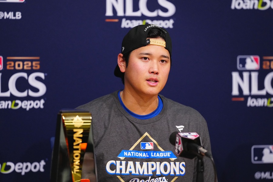 試合後、インタビューに応じるドジャース・大谷翔平【写真：荒川祐史】